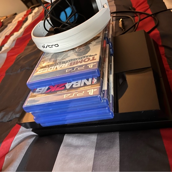 Playstation 4 with Astro 10 Headset + 9 Games - Picture 3 of 7